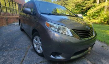 
										2012 Toyota Sienna LE full									