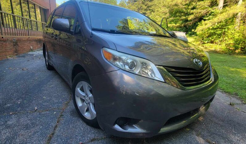 
								2012 Toyota Sienna LE full									