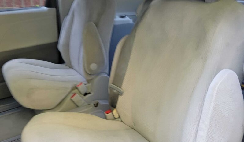 
								2012 Toyota Sienna LE full									