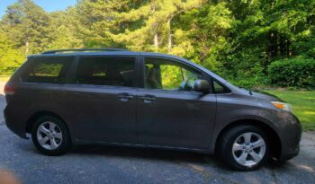 
										2012 Toyota Sienna LE full									