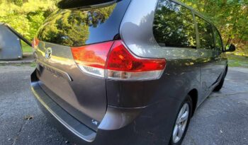 
										2012 Toyota Sienna LE full									