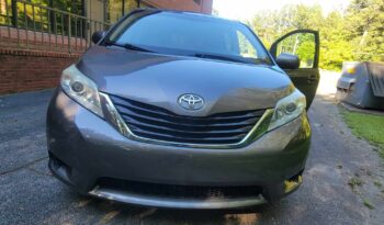 
										2012 Toyota Sienna LE full									