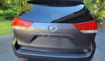 
										2012 Toyota Sienna LE full									