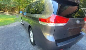 
										2012 Toyota Sienna LE full									