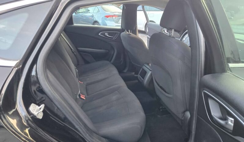 
								2015 Chrysler 200 full									